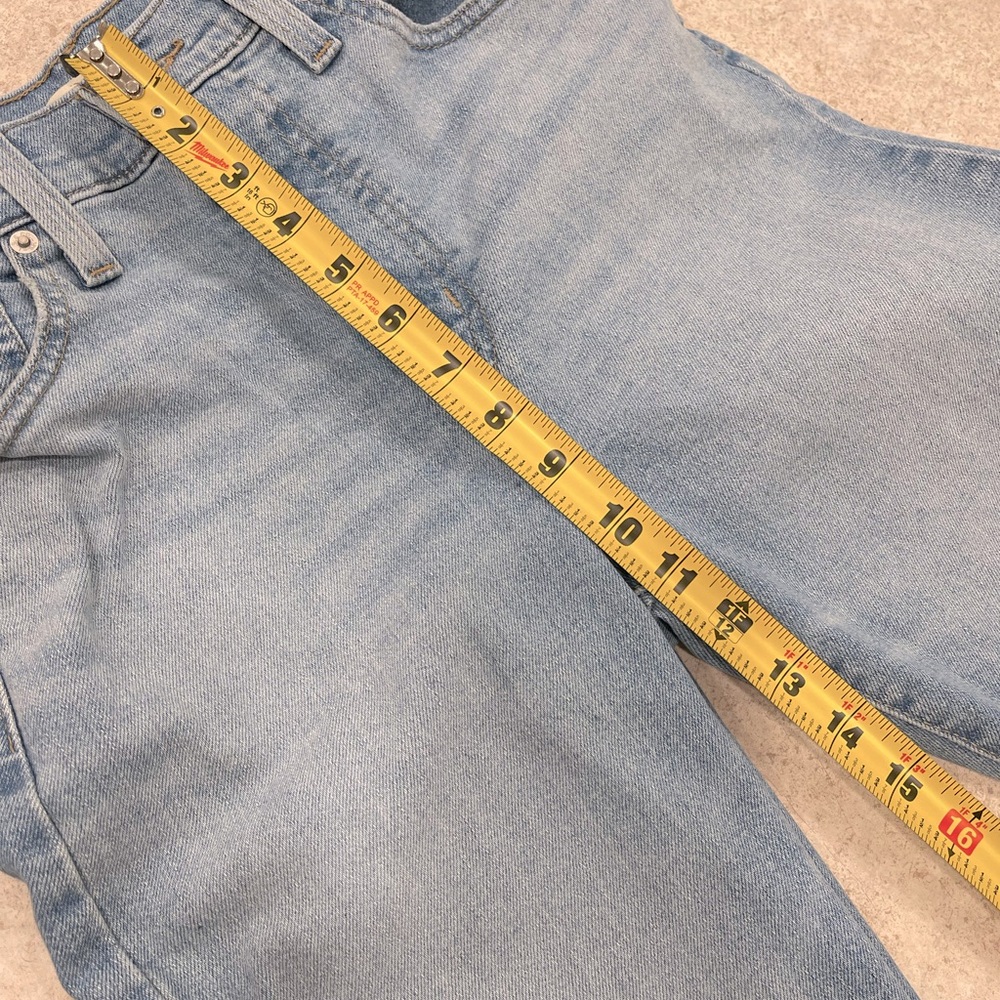 WOMENS LEVI’S HIGH WAISTED MOM JEAN IN A LIGHT WASH BLUE DENIM 80’s VIBE SIZE 25 - Picture 13 of 16